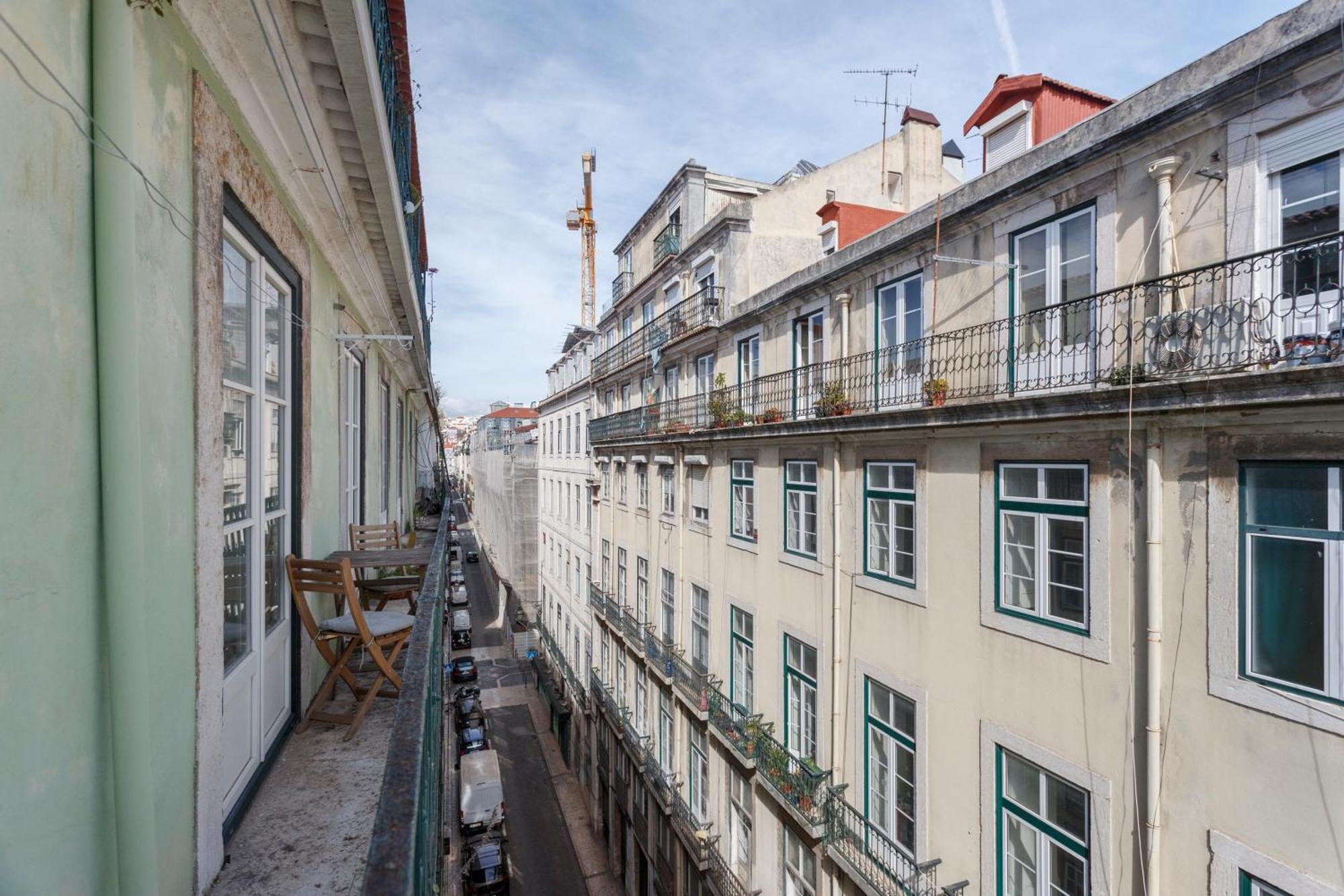Bedroom In Shared House In Chiado - Historic Center Of Homestay *